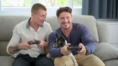 Kafkas eşcinsel çift evde joystics video oyunu oynuyor