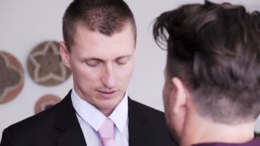 Eşcinsel adam erkek arkadaşı için soyunma yardımcı oluyor