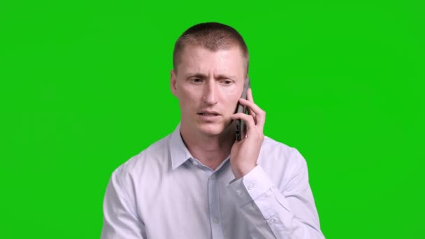 Caucásico Hombre Está Hablando Teléfono Móvil Fondo Verde — Vídeos de Stock