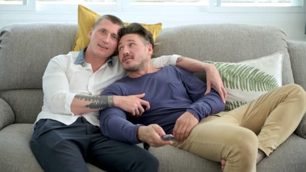 Caucasien Gay Couple Est Couché Sur Canapé Maison Regarder Télévision — Video