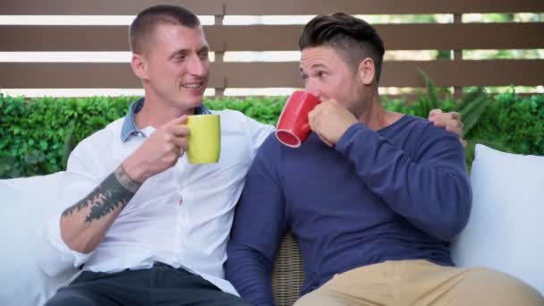 Cuplu Gay Caucazian Bea Ceai Sau Cafea Vorbește Grădină — Videoclip de stoc
