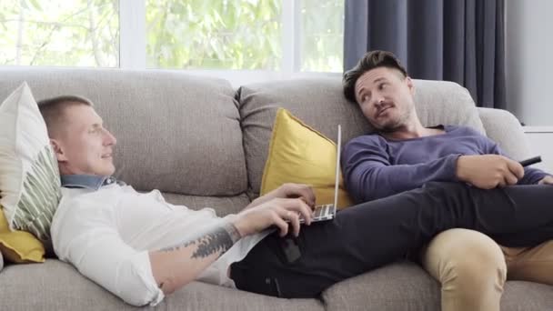 Caucasien Gay Couple Est Couché Sur Canapé Maison Regarder Télévision — Video