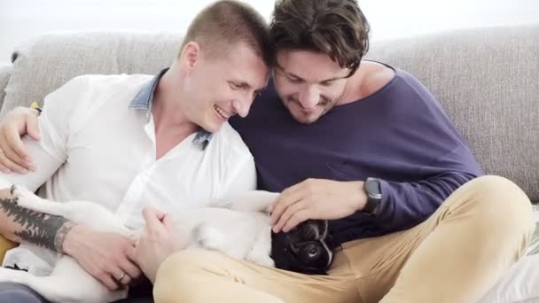 Kaukasisch Homoseksueel Paar Speelt Met Hun Hond Thuis — Stockvideo
