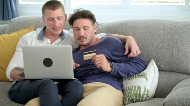 Caucasien Gay Couple Fait Des Achats Ligne Sur Ordinateur Portable — Video