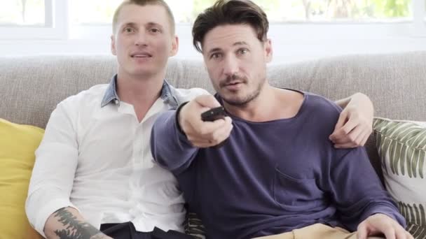 Caucasico Gay Coppia Sdraiato Divano Casa Guardando — Video Stock