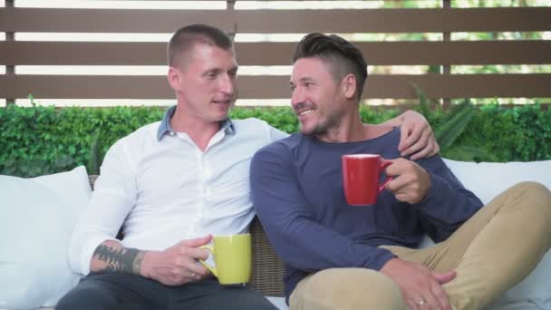 Caucasiano Gay Casal Beber Chá Café Falando Jardim — Vídeo de Stock