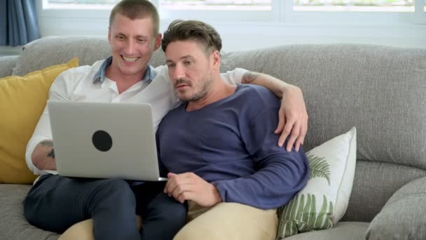 Caucasien Gay Couple Utilise Ordinateur Portable Maison — Video