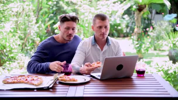 Kaukasisches Schwules Paar Isst Abend Und Benutzt Laptop Garten — Stockvideo