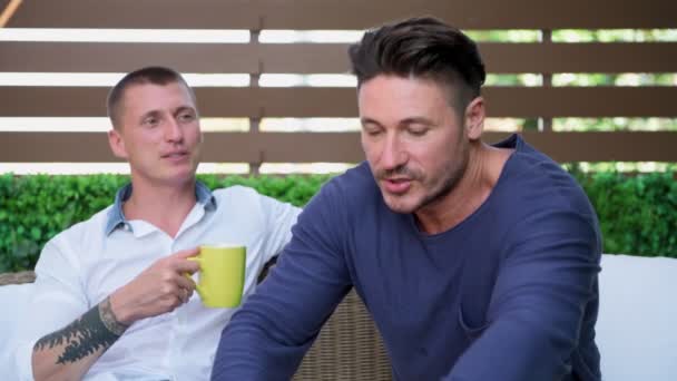 Kaukasisch Gay Paar Ontbijten Praten Tuin — Stockvideo
