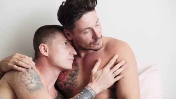Caucasiano Gay Casal Está Deitado Cama Abraçando Beijando — Vídeo de Stock