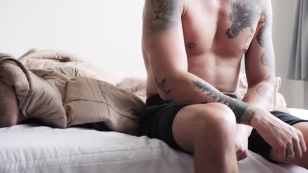 Caucásico Gay Hombre Sentado Borde Cama Mientras Novio Durmiendo — Vídeos de Stock