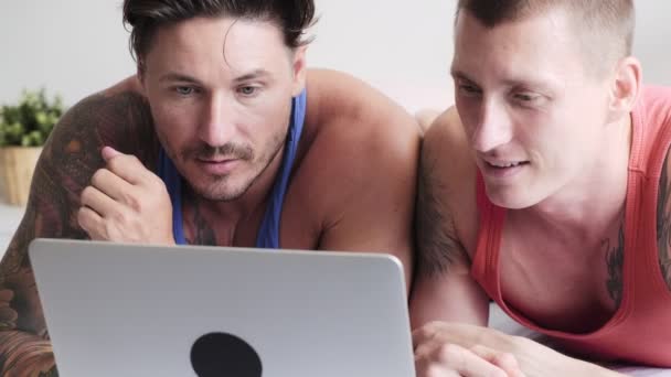 Caucasico Gay Coppia Sdraiato Letto Guardando Qualcosa Laptop Casa — Video Stock