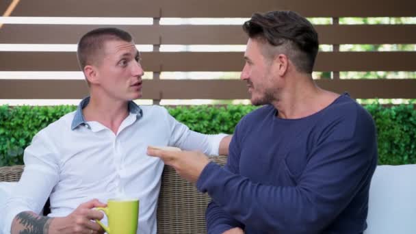 Gay Uomo Alimentazione Suo Fidanzato Giardino — Video Stock
