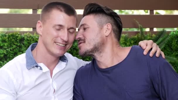 Caucasico Gay Coppia Seduto Giardino Baci — Video Stock
