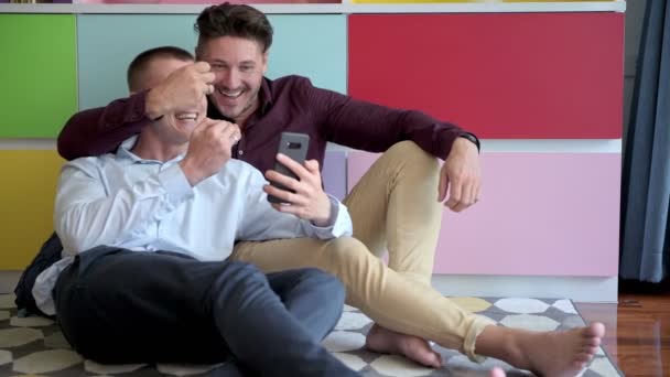 Caucasiano Gay Casal Está Fazendo Selfie Celular Casa — Vídeo de Stock