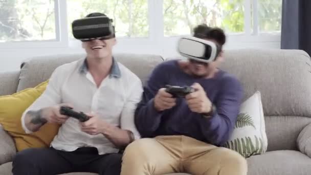 白人同性恋夫妇正在玩视频游戏的欢乐在家里 戴着虚拟现实眼镜 — 图库视频影像