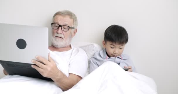 Jovem Asiático Menino Está Usando Telefone Celular Seu Avô Usando — Vídeo de Stock