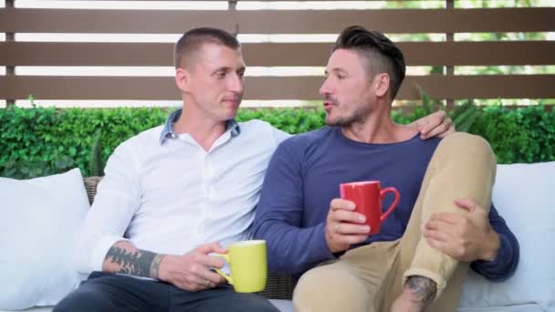 Kavkazský Gay Pár Pije Čaj Nebo Kávu Mluví Zahradě — Stock video