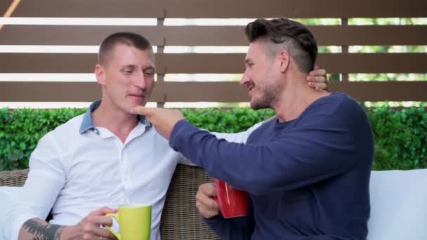 Gay Hombre Alimentación Novio Jardín — Vídeo de stock