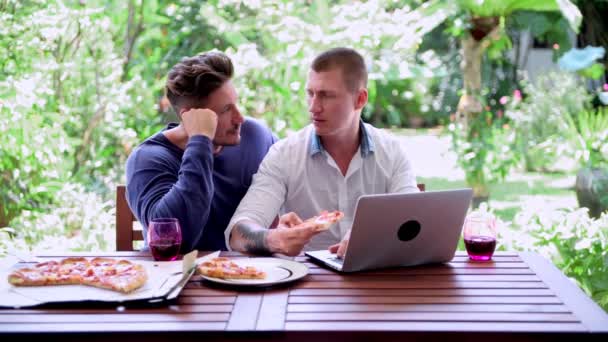 Kaukasisches Schwules Paar Isst Abend Und Benutzt Laptop Garten — Stockvideo