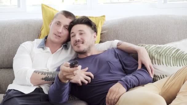 Caucasiano Gay Casal Deitado Sofá Casa Assistindo — Vídeo de Stock