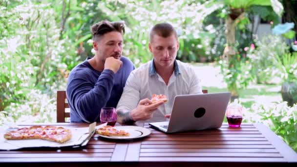 Kaukasisches Schwules Paar Isst Abend Und Benutzt Laptop Garten — Stockvideo