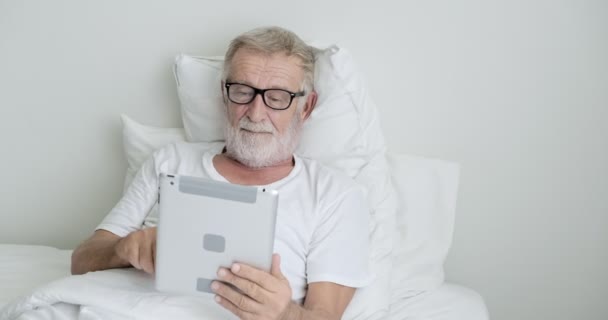 Alter Asiatischer Mann Liegt Auf Bett Und Benutzt Tablet Klinik — Stockvideo