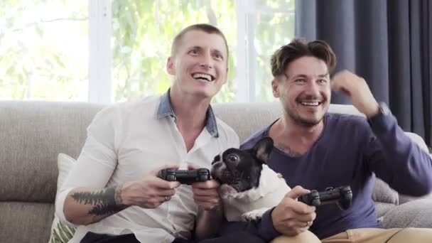 Caucásico Gay Pareja Jugando Video Juego Joystics Casa — Vídeos de Stock
