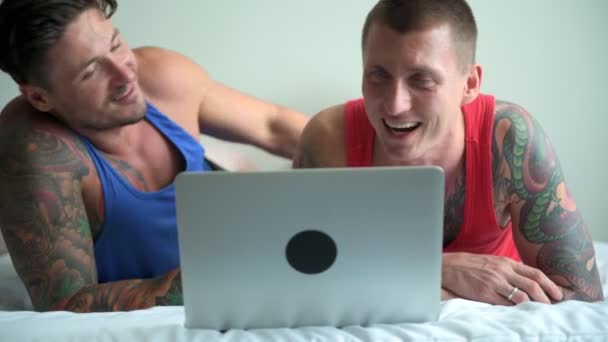 Kaukasische Gay Paar Liggend Bed Kijken Naar Iets Laptop Thuis — Stockvideo