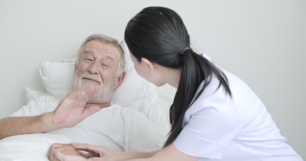 Asian Pielęgniarka Jest Diagnoza Dojrzały Męski Pacjent — Wideo stockowe
