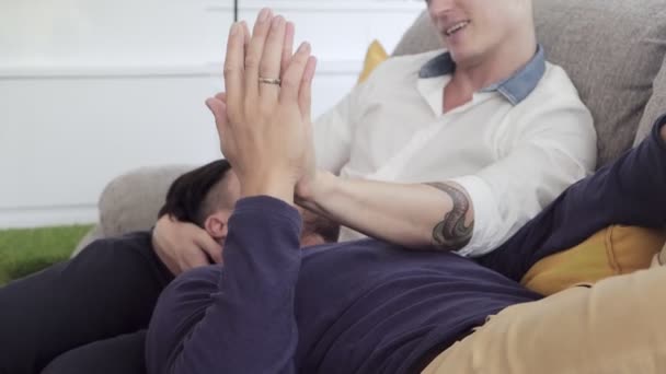 Kaukasische Gay Paar Liggend Bank Thuis Praten — Stockvideo