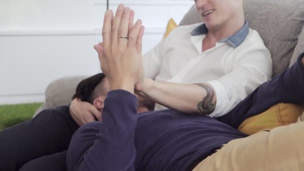 Kaukasiska Homosexuella Par Ligger Soffan Hemma Och Pratar — Stockvideo