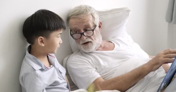 Oude Volwassen Man Spelen Met Speelgoed Vliegtuigen Lezen Boek Met — Stockvideo