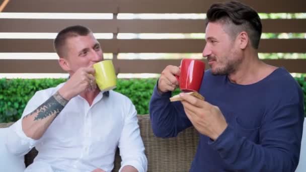 Caucasien Gay Couple Est Avoir Petit Déjeuner Jardin — Video