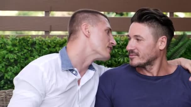 Kavkazský Gay Pár Sedí Zahradě Líbá — Stock video