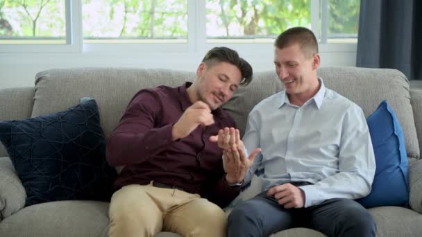 Caucasien Gay Homme Donne Mariage Anneau Pour Son Copain — Video