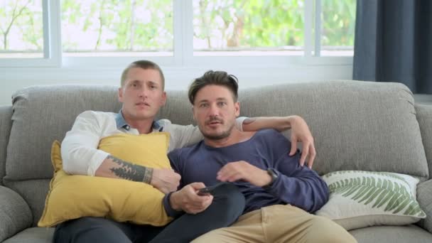 Caucasiano Gay Casal Deitado Sofá Casa Assistindo — Vídeo de Stock