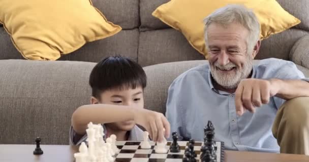 Großvater Spielt Hause Mit Seinem Enkel Schach — Stockvideo