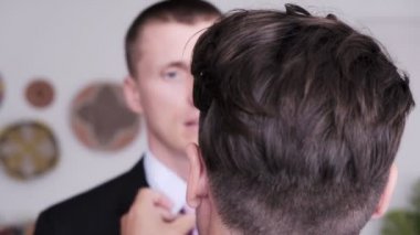 Eşcinsel adam erkek arkadaşı için soyunma yardımcı oluyor