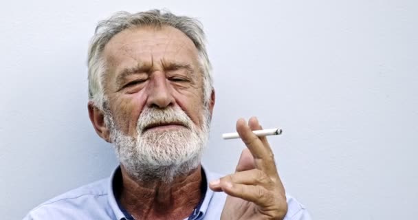 Starý Asijský Muž Kouří Cigaretu Bílém Pozadí — Stock video