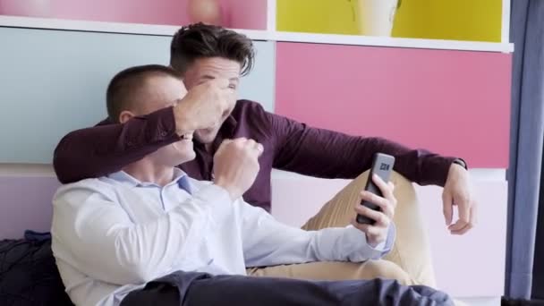 Kaukasiska Homosexuella Par Gör Selfie Mobilen Hemma — Stockvideo