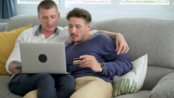 Kavkazský Gay Pár Dělá Online Nákupy Přenosném Počítači Počítačem Kreditními — Stock video