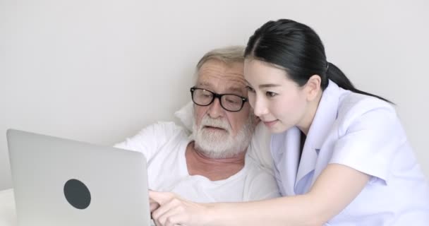 Молода Азіатська Медсестра Зрілий Пацієнт Дивиться Щось Ноутбук Комп Ютера — стокове відео