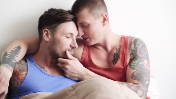 Caucasico Gay Coppia Sdraiato Letto Abbracci Baci — Video Stock