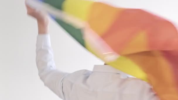 白人同性恋夫妇是丹斯与Lgbt旗在家里 — 图库视频影像