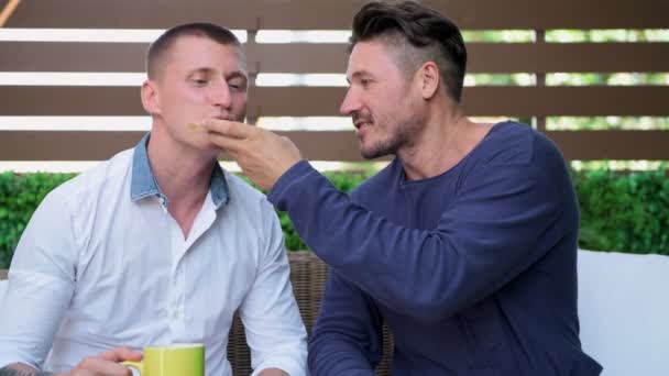 Gay Uomo Alimentazione Suo Fidanzato Giardino — Video Stock