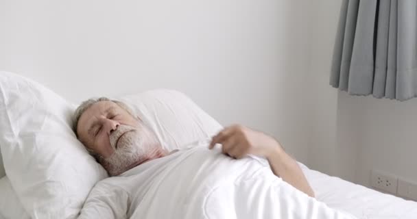 Velho Asiático Homem Está Deitado Cama Clínica Não Pode Dormir — Vídeo de Stock