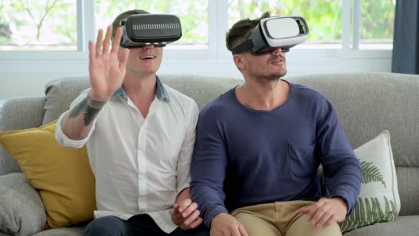 Kavkazský Gay Pár Používá Doma Brýle Virtuální Reality — Stock video