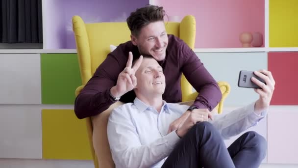 Kaukasiska Homosexuella Par Gör Selfie Mobilen Hemma — Stockvideo