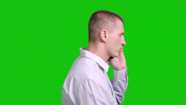Beyaz Adam Yeşil Arka Planda Cep Telefonu Konuşuyor — Stok video